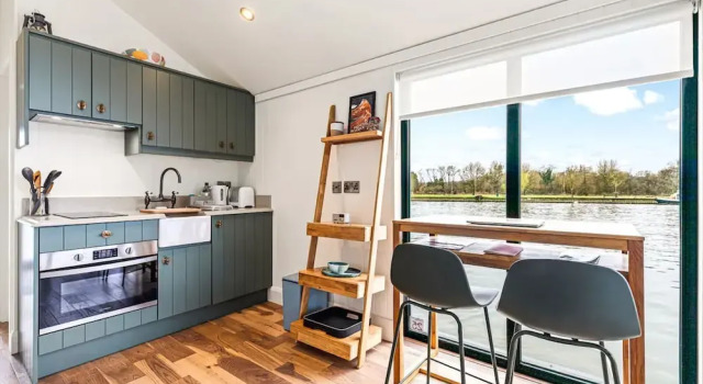 Апартаменты Ondine Houseboat on the Thames - From 160 Per Night