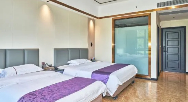 Люкс Deluxe с балконом Shili Yintan Hotel