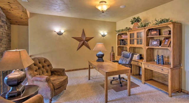 Luxe Mccall Cabin w/ Hot Tub ~ 8 Mi to Skiing