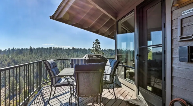 Апартаменты с 3 комнатами с балконом Hiking Trail & Hot Tub Access: Bend Condo w/ Deck