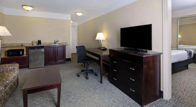 Двухместный люкс c 1 комнатой La Quinta by Wyndham Savannah Airport - Pooler
