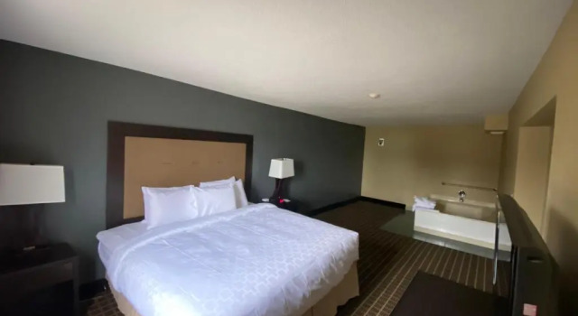 Люкс Days Inn & Suites by Wyndham Norton Shores Muskegon