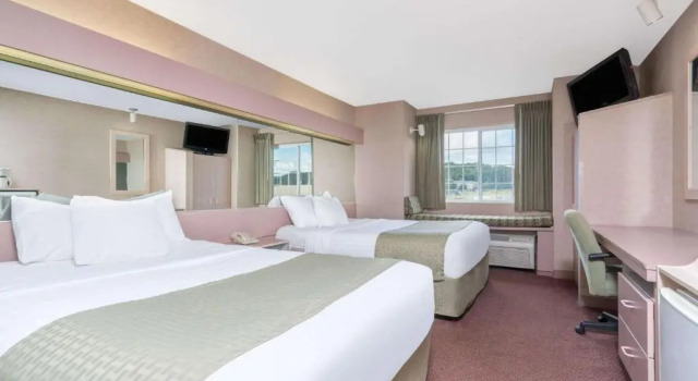 Четырёхместный номер Standard Microtel Inn La Crosse Onalaska Area