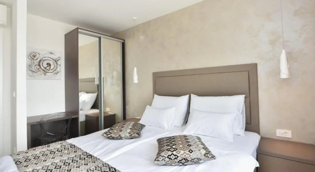 Luxury, seafront Villa IVAN with heated pool only 100m from beach, Забронировать Вилла Виллы Окрестностей Сплита, Вилла