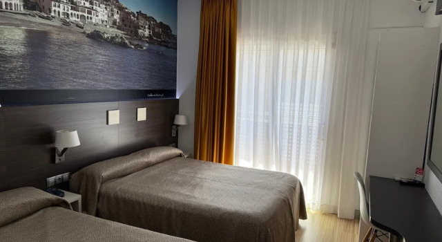 Трёхместный номер Standard с балконом Hotel Ciutadella