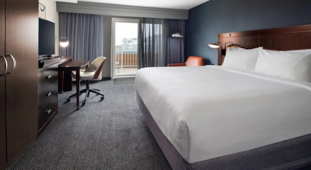 Двухместный номер Standard с балконом и с видом на бассейн Courtyard by Marriott Galveston Island