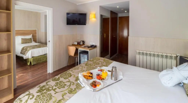 Четырёхместный номер Standard с балконом Hotel Princesa Parc
