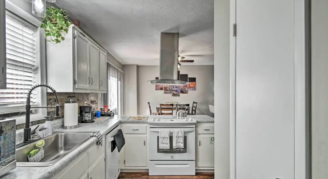 Апартаменты с 3 комнатами с балконом Updated Fayetville Townhome-away-from-home w/ Yard