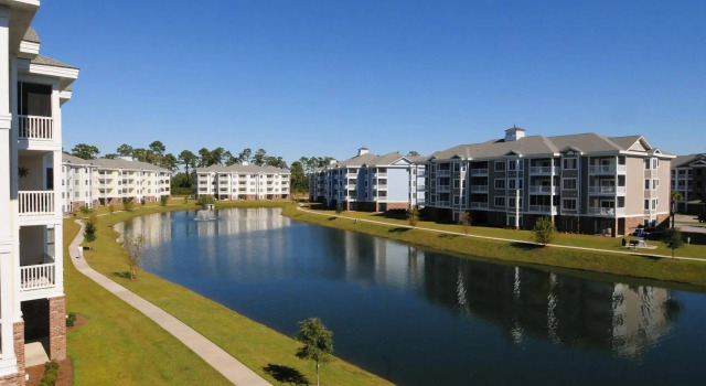 Myrtlewood Condos, Забронировать Отель Отели Миртл-Бич с парковкой, рядом с PineHills Palmetto at Myrtlewood Golf Club, Парковка