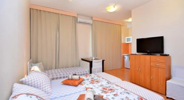 Vinko, Prenota Hotel Splitska 