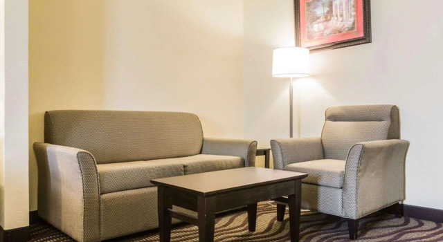 Quality Inn & Suites near Coliseum and Hwy 231 North, Prenota Hotel Hotel a Alabama con piscina, Piscina