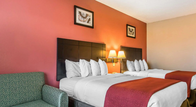 Четырёхместный номер Standard Quality Inn & Suites