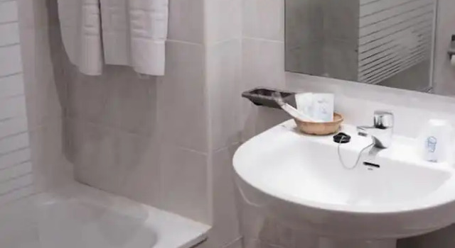Трёхместный номер Standard с балконом и с красивым видом из окна Hotel Peña de Arcos