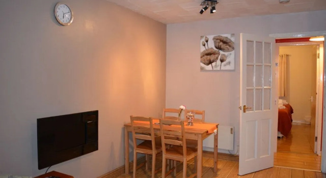 Facing Glasgow Green spacious Apartment Free parking, Забронировать Апартаменты/квартира Отели Glasgow & The Clyde Valley с парковкой, Парковка