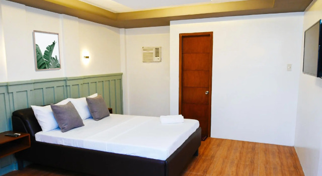 RedDoorz Plus @ Casareal Hotel, Забронировать Отель  