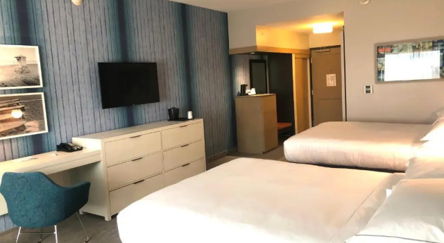 Четырёхместный люкс студия SunCoast Hotel Anaheim, Tapestry Collection by Hilton