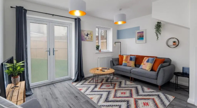 Коттедж Air Host and Stay - 3 Bedroom new build sleeps 8 minutes from LFC free parking 16