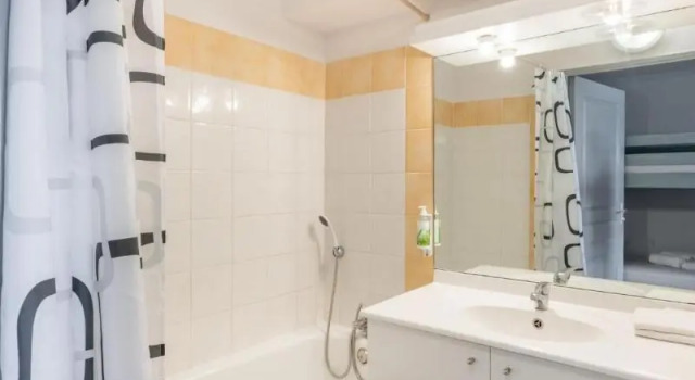 Четырёхместные апартаменты с балконом Residhotel Mayflower