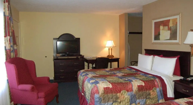 Четырёхместный номер Standard Golden Manor Inn & Suites