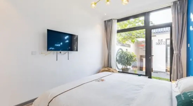 Кровать в общем номере Wutong Suxia Guesthouse