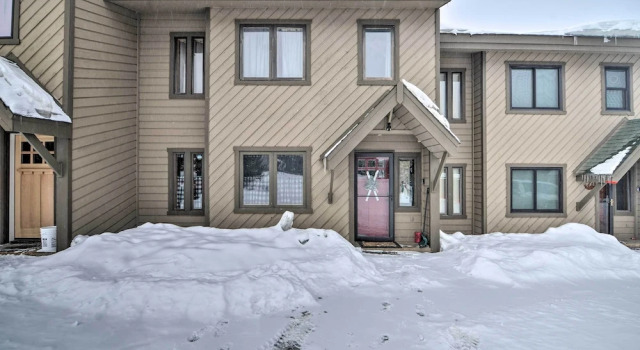Апартаменты с 3 комнатами с балконом Cozy Mountain Getaway w/ Ski Shuttle Access!