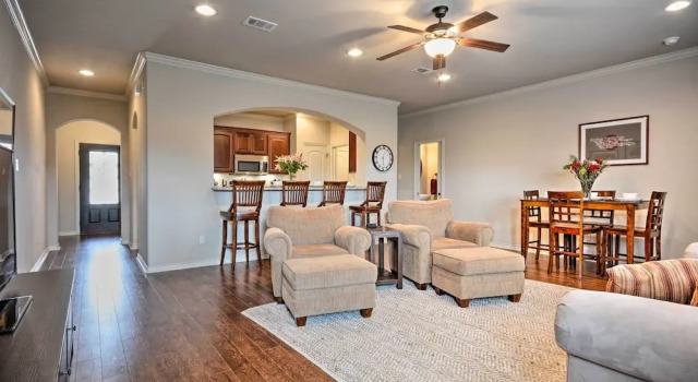 College Station Townhouse w/ Private Patio, Забронировать Апартаменты/квартира Колледж-Стейшн штат Техас, рядом с Парк и спортивный комплекс Ветеранс