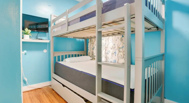 8 Mi to Metlife Stadium: Pet-friendly Home w/ Yard, 予約 ホテル ティーネック Bergen County