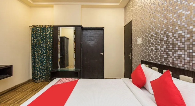 OYO 23471 Hotel Hilton Tower, Забронировать Отель Отели штата Мадхья-Прадеш с парковкой, Парковка