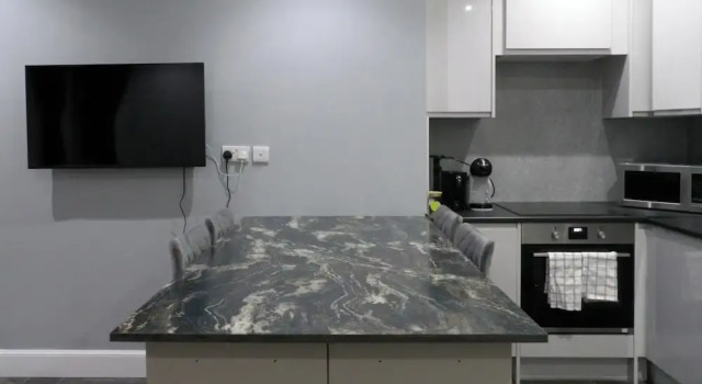 2bed Apt Sleeps 4-near Meadows Park, Parking, Wifi