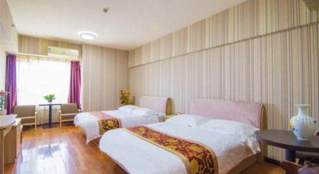 Четырёхместный номер Superior Golden Tree Business Hotel
