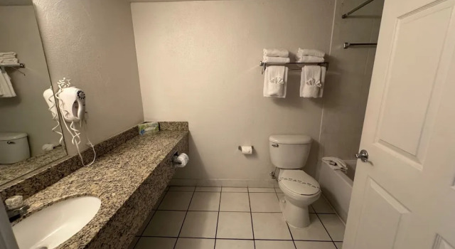 Четырёхместный номер Standard oceanfront Emerald Shores Hotel - Daytona Beach
