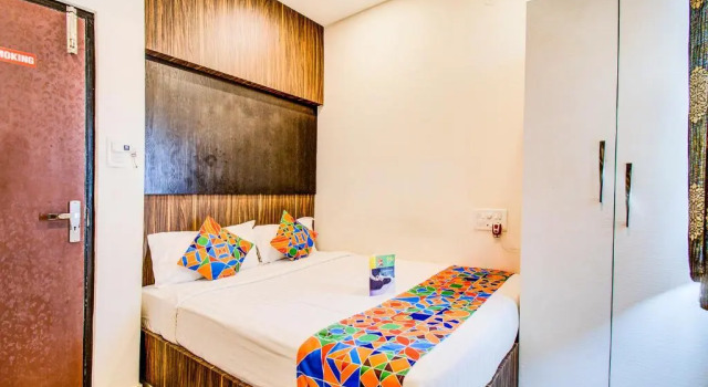 Номер Deluxe FabHotel Corporate Crown - Nr Jyoti Nivas University