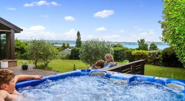 Коттедж The Bird House - Kawaha Point, Rotorua. Stylish six bedroom home with space, views and relaxed atmosphere