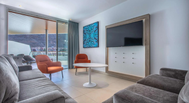 Люкс с 3 комнатами с балконом и с видом на бассейн Radisson Blu Resort & Spa, Gran Canaria Mogan