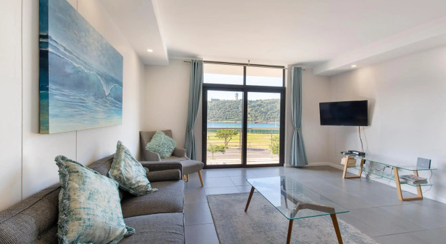uSHAKA WATERFRONT - SPACIOUS SUBLIME STUNNER