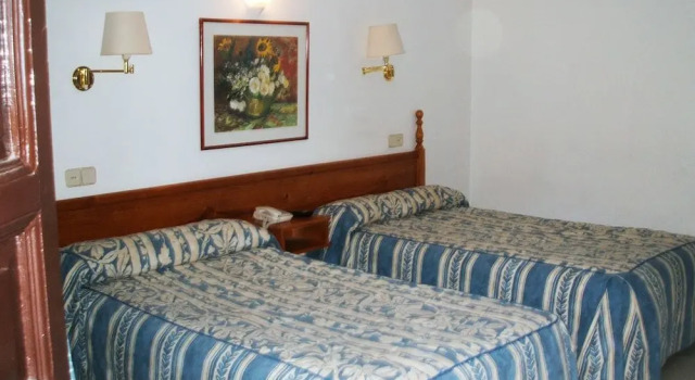 Двухместный номер Standard с балконом и с видом на город Hostal Centro