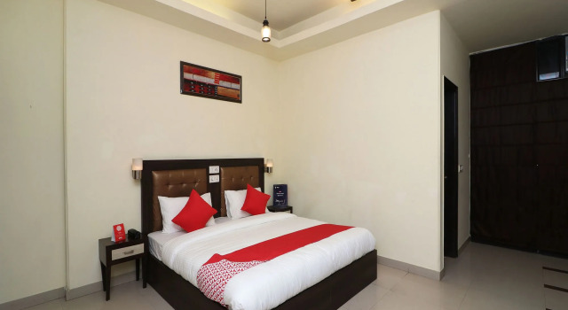 Hotel Vaishnoi Inn, Забронировать Отель Гургаон Gurgaon Region, рядом с Apollo Tyres Ltd