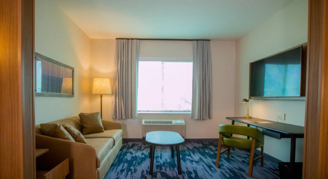 Четырёхместный люкс Fairfield Inn & Suites By Marriott Alexandria