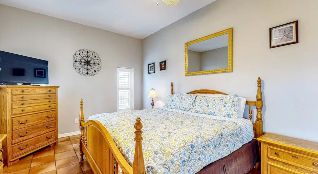 Tropical Gem w/ Courtyard & Large Deck Stroll 1 Block to Beach Boardwalk, Забронировать Дом для отпуска Виллы Saint Augustine Area, Вилла