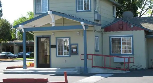 Кровать в общем номере North Bay Inn Santa Rosa