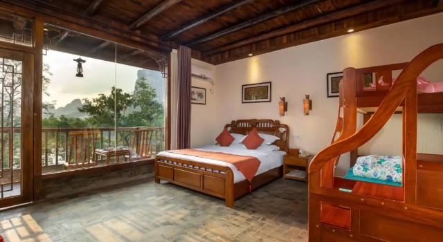 Семейный номер Deluxe с видом на реку Yangshuo River Lodge Hotel--English speaking team&Swimming pool&Activties organized&Free pick up from Airport or TS over 3 nights
