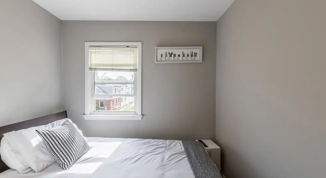 Gorgeous House with Pool Table 1 block to metro, Забронировать Отель Александрия Washington DC Metropolitan area, рядом с Old Presbyterian Meeting House
