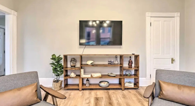 Pet-friendly Condo w/ Deck ~ 3 Mi to Dtwn!, Buchen Sie Hotel Cincinnati Ohio, in der Nähe von Walker Park
