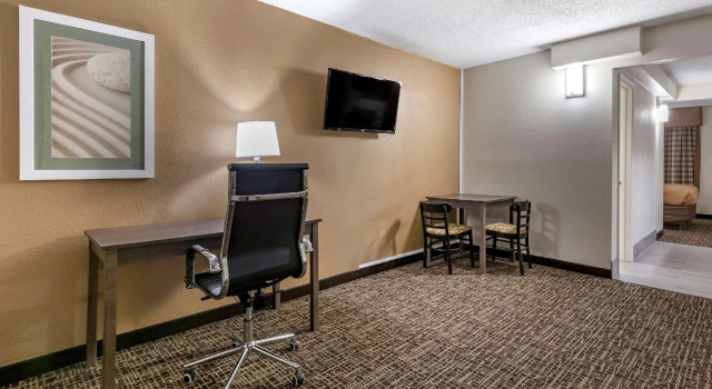 Люкс Quality Inn & Suites Spring Lake - Fayetteville near Fort Bragg