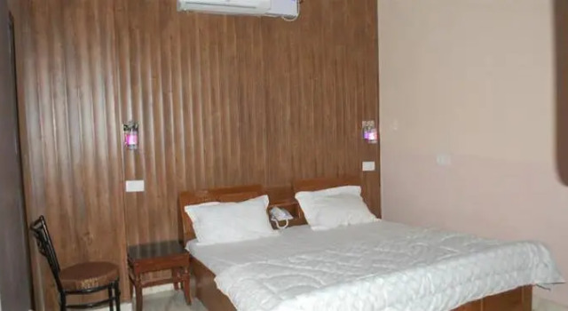 OYO 6370 Hotel Golden Woods, Book Hotel Amritsar Punjab