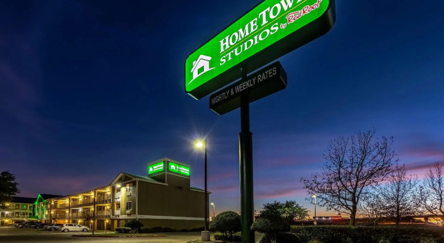 Студия HomeTowne Studios by Red Roof Dallas - Mesquite