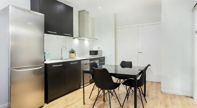 Bright and modern 3bedroom in Las Ramblas 2 1B, Забронировать Отель Барселона провинция Барселона, рядом с Приход Св. Августина
