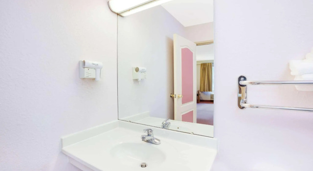 Двухместный номер Standard Super 8 by Wyndham Brooklyn