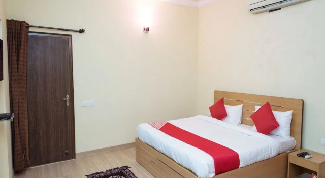 OYO 11064 Home Spacious 3BHK Near Hiran Magri, Забронировать Отель Отели штата Раджастхана с парковкой, Парковка