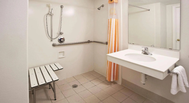 Четырёхместный номер Standard Howard Johnson by Wyndham Columbus Fort Benning